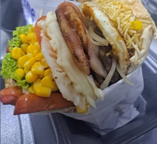 Sanduíche da Fort Pit com milho, ovo, bacon e batata palha